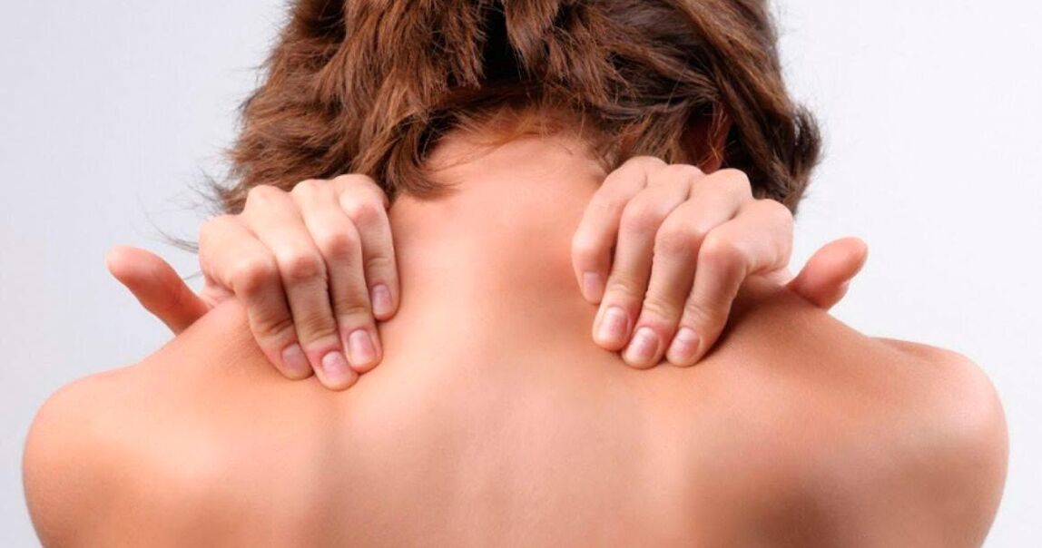 O pescoço com osteocondrose deve ser massageado com as duas mãos e ao mesmo tempo com os ombros
