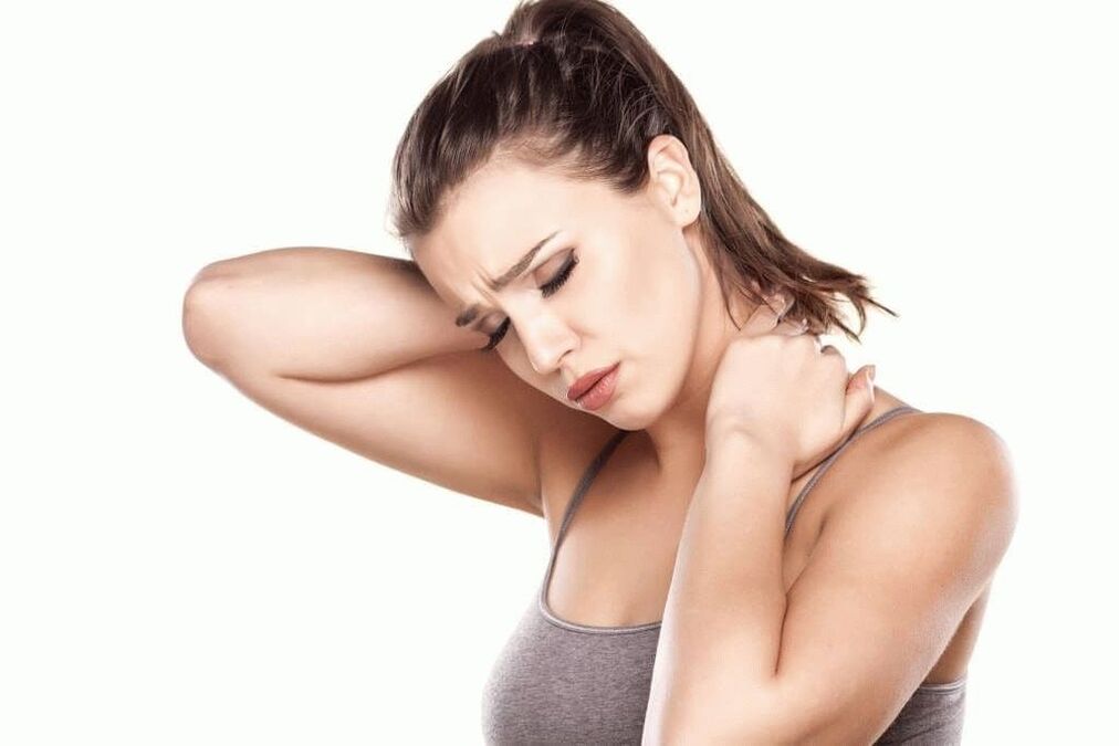 dor intensa no pescoço e omoplatas devido à osteocondrose cervical