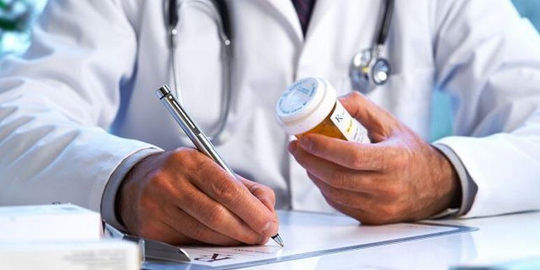 O médico prescreve medicamentos para o tratamento da osteocondrose