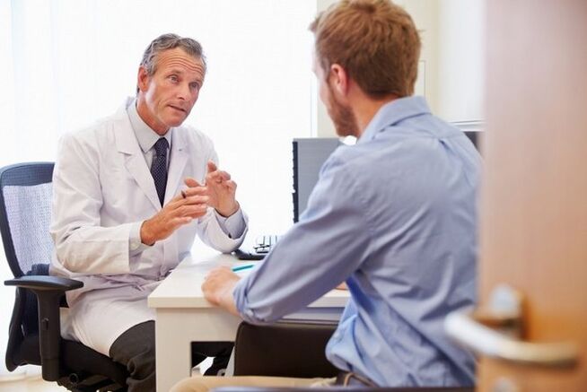 O paciente consulta um médico sobre remédios populares para o tratamento da osteocondrose