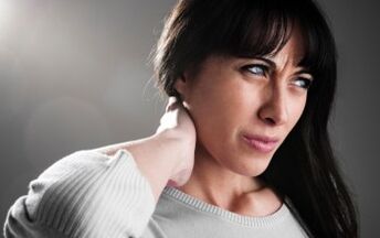 Uma mulher está preocupada com os sintomas da osteocondrose cervical